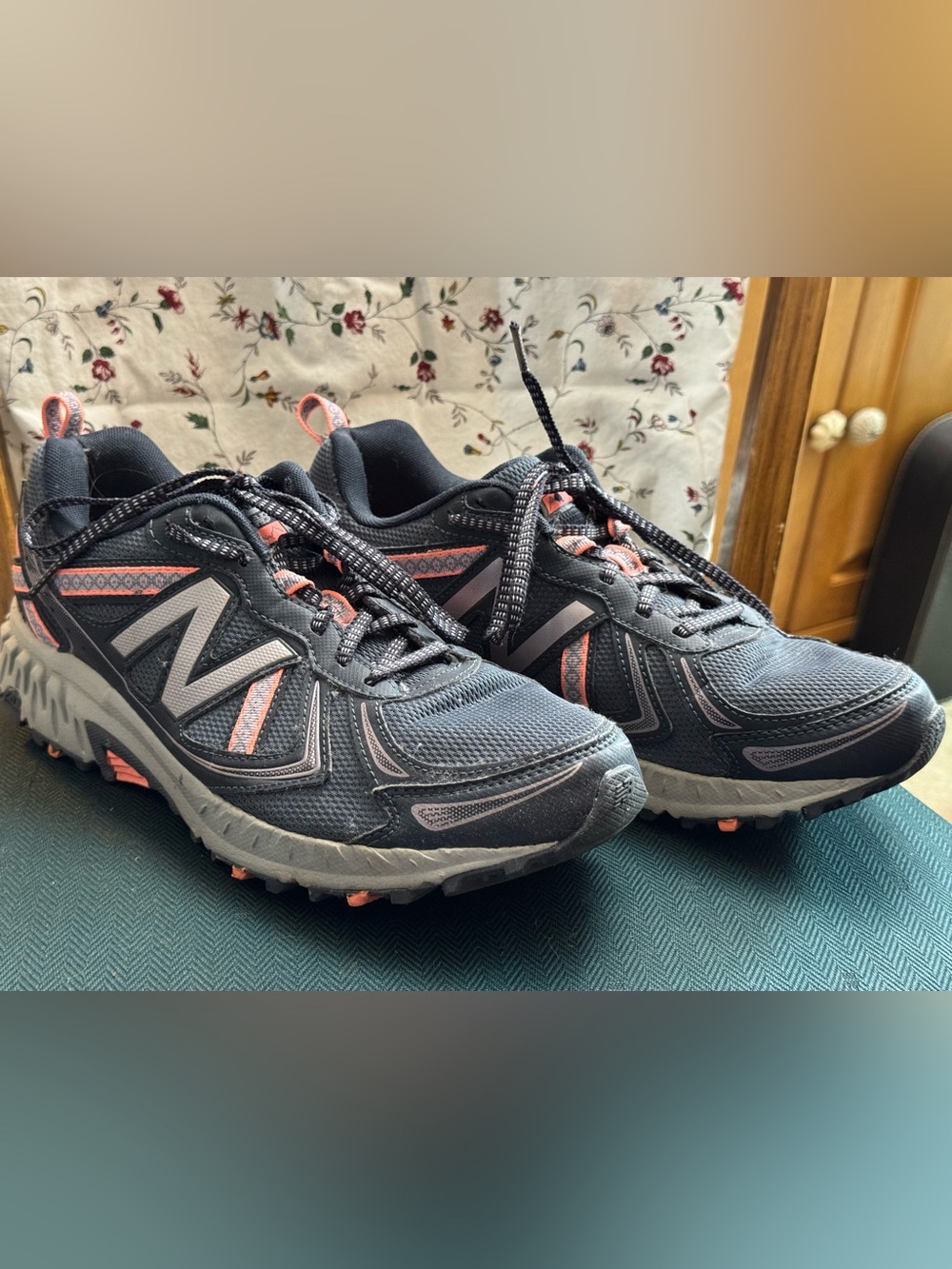 New Balance Women's 410v5 Trail Running Shoes in Grey and Coral, 11B